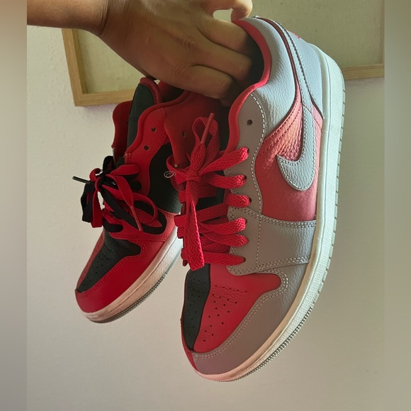 Nike Other - SE low split Nike red and black